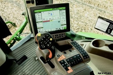 JDcommandcenterIII John Deere Launches New Sprayer Cab, 132-Foot Boom